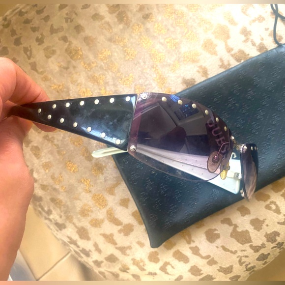STUNNING GUESS SUNGLASSES WITH FULL STUDS OUTLINE. VERY STYLISH AND ELEGANT!! - Picture 6 of 8